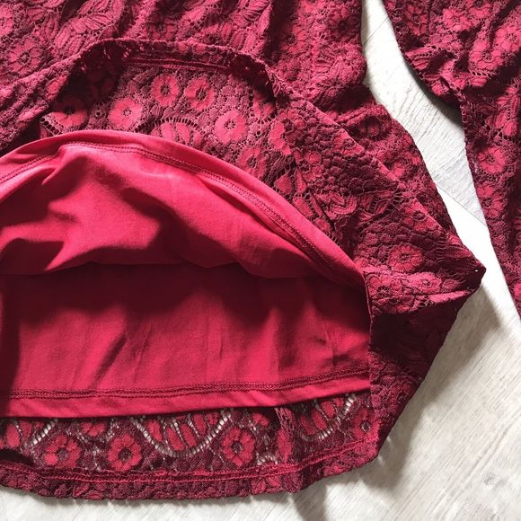 Suzanne Betro Red Lace Overlay Peplum Blouse Long Bell Sleeve Keyhole Back Med - Picture 4 of 9